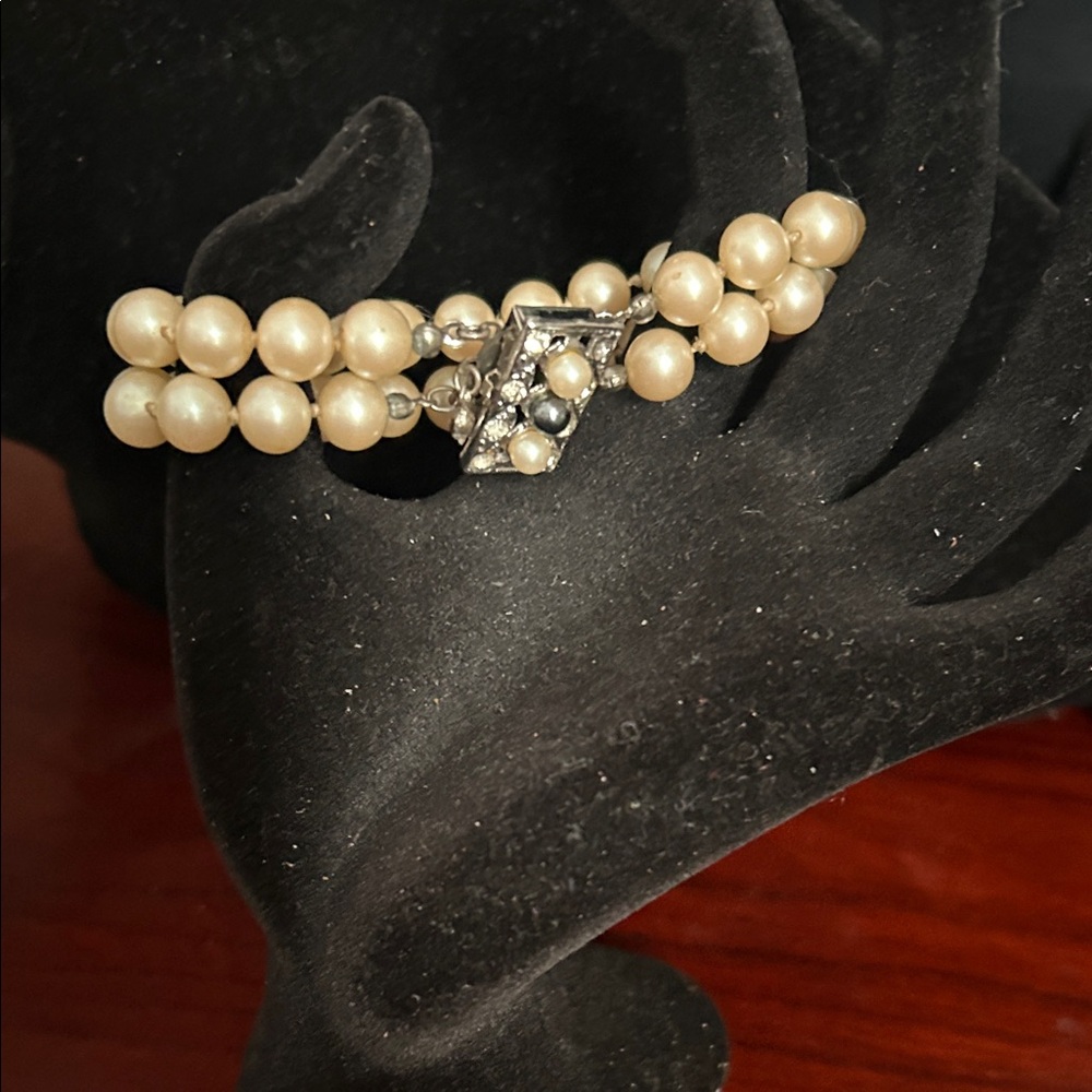 Elegant Pearl Bracelet with Silver Accents